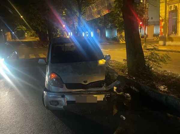 Detienen a un hombre por conducir ebrio y chocar