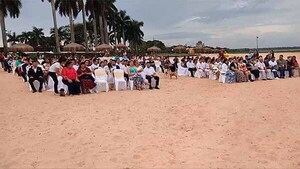 Municipalidad de Hernandarias realizó casamiento comunitario en playa Tacuru Pucu | DIARIO PRIMERA PLANA