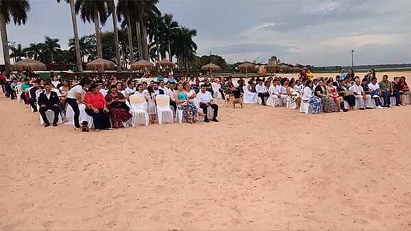 Municipalidad de Hernandarias realizó casamiento comunitario en playa Tacuru Pucu | DIARIO PRIMERA PLANA