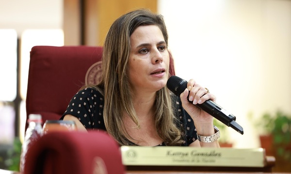 La senadora destituida Kattya González se reunirá con juristas de alto perfil y atrasa acción para recuperar su banca