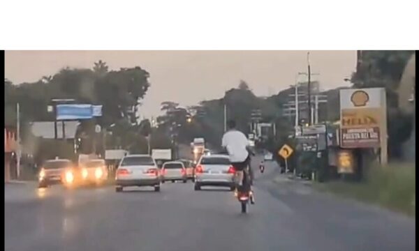 (VIDEO)Motoca fue grabado haciendo piruetas en Acceso Sur