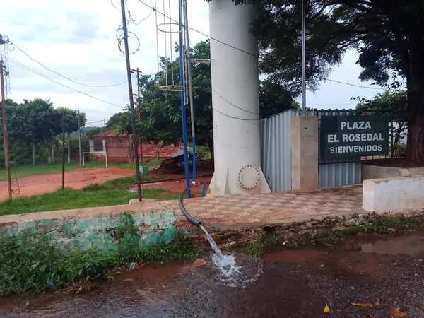 Villa Elisa: denuncian que aguatería privada destruye empedrado y plaza con desagote de tanque - Nacionales - ABC Color