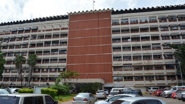 En "estado místico" intentaron arrancar tubos de oxígeno a un paciente - Noticiero Paraguay