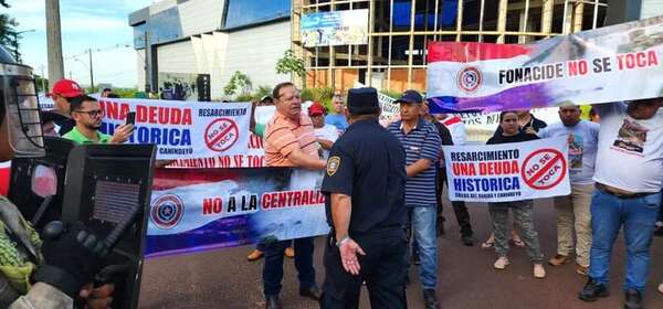 Saltoguaireños se manifiestan por la compensación - Nacionales - ABC Color