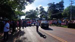 Manifestantes cierran rutas en Salto del Guairá en protesta contra ley Hambre Cero
