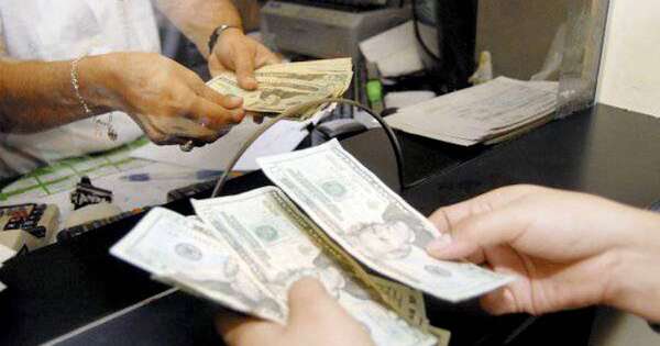 La Nación / Dólar cae 30 puntos mientras se mantiene la tendencia a la baja para los próximos meses