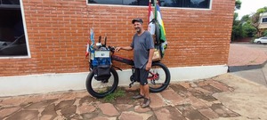 Recorre el mundo en su bicicleta y por segunda vez eligió visitar Encarnación