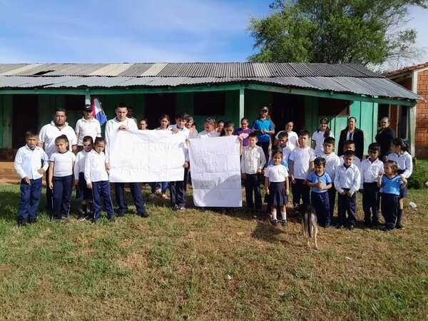 Paralizan clases en tres instituciones para exigir inicio de obras y rubros para docentes - Nacionales - ABC Color