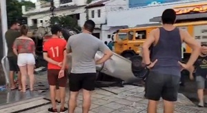 Ebrio vuelca al girar en curva con toda su familia