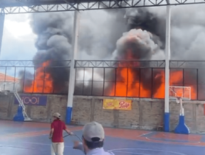 Incendio en zona del banco San Miguel alcanza a viviendas · Radio Monumental 1080 AM