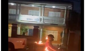 (VIDEO)Delivery en llamas causó furor al entregar bebidas frías