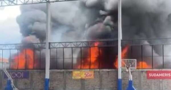 La Nación / Controlan incendio que afectó a unas 20 viviendas en zona de Puerto Sajonia
