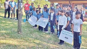 Niños sin agua potable en escuela rural