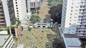 Bolsonaro se da un baño de masas y se declara perseguido