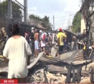 Incendio arrasó con una veintena de casas en Sajonia - Paraguay.com