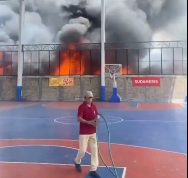 Incendio en zona de Puerto Sajonia ya alcanza a más de 20 pequeñas viviendas - La Tribuna