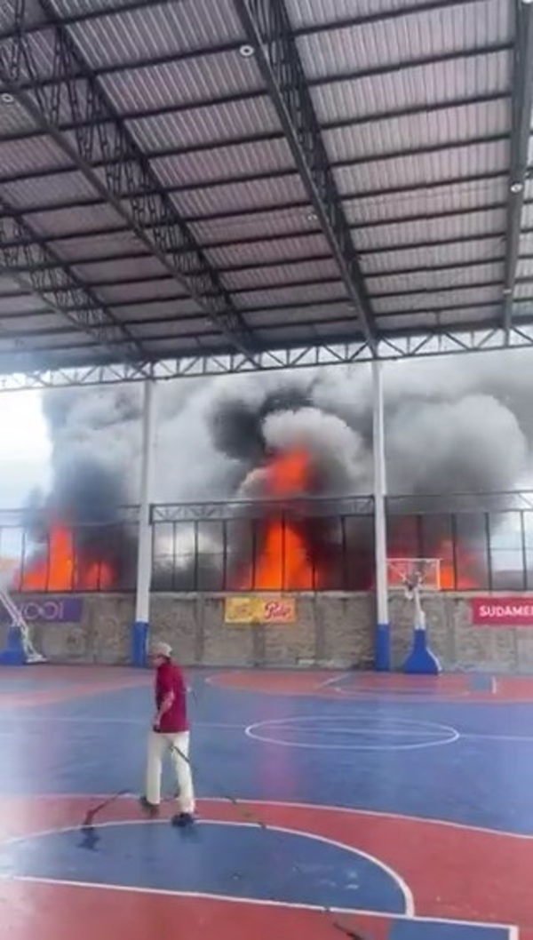 Controlan incendio que afectó a unas 20 viviendas en zona de Puerto Sajonia