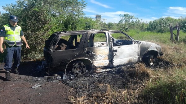 Camioneta usada en robo de cajero fue hallada incinerada en Minga Guazú
