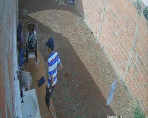 PJC: Circuito cerrado captó a dos hombres ingresando a una vivienda para hurtar