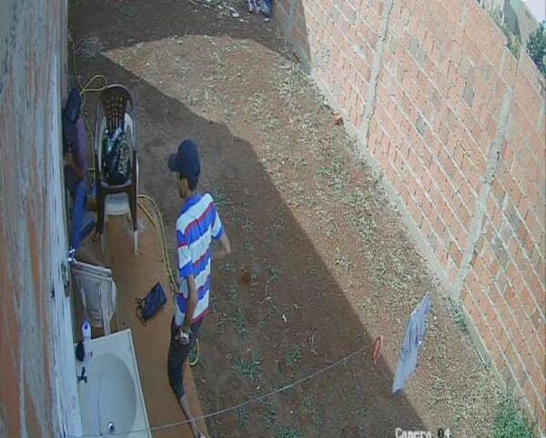 PJC: Circuito cerrado captó a dos hombres ingresando a una vivienda para hurtar