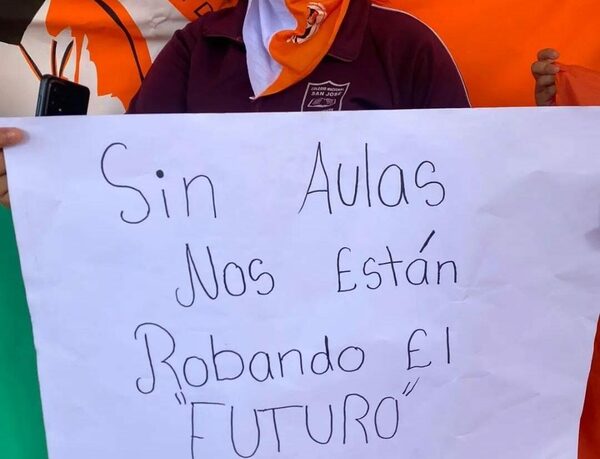 Estudiantes sampedranos protestan por dar "clases bajo árboles" - Portal Digital Cáritas Universidad Católica