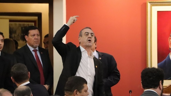 Esgaib pide a senador de EEUU que interceda por visas de sus hijas