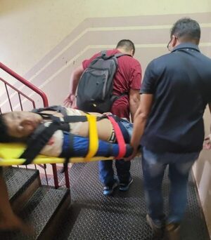 ¡Aijue na! Trabajador cae del piso 11 de un edificio