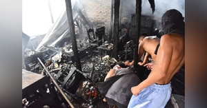 Controlan incendio que consumió varias viviendas en asentamiento contiguo al Club Puerto Sajonia
