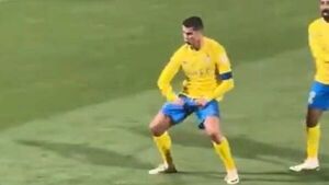 Cristiano hizo jeýma un polémico gesto al público que le gritaba "Messi, Messi"