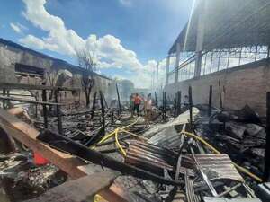 Incendio al costado del Club Sajonia: trasladarán familias a una seccional - Nacionales - ABC Color