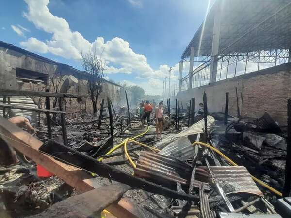 Incendio al costado del Club Sajonia: trasladarán familias a una seccional - Nacionales - ABC Color