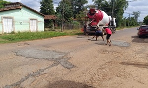 Vecinos siguen recapando baches en Coronel Oviedo a través de donaciones y autogestión