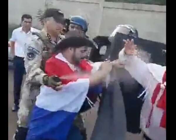 VIDEO: concejal de Saltos del Guairá recibió gas pimienta en la cara - Nacionales - ABC Color