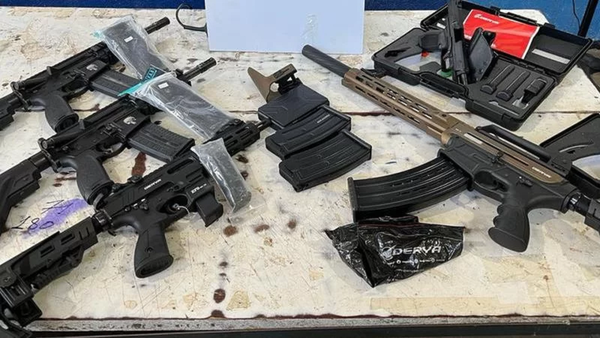 Brasil: Hallan armas que habrían salido de Paraguay en doble fondo de autobús