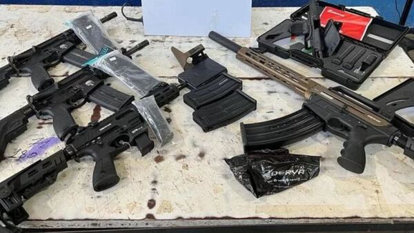 Brasil: Hallan armas que habrían salido de Paraguay en doble fondo de autobús