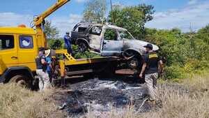 Delincuentes abandonan y queman camioneta utilizada para robar cajero automático de Itaú - La Clave