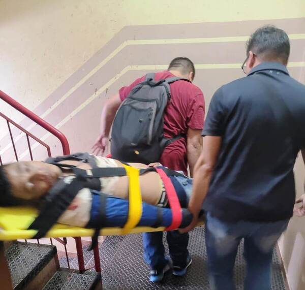 Obrero quedó gravemente herido tras caer del 11º al 7º piso mientras hacía trabajo de mantenimiento - La Clave