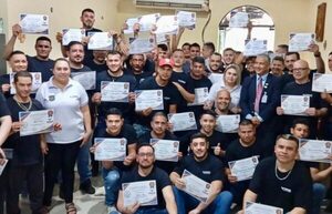 49 reos egresan como peluqueros y barberos profesionales
