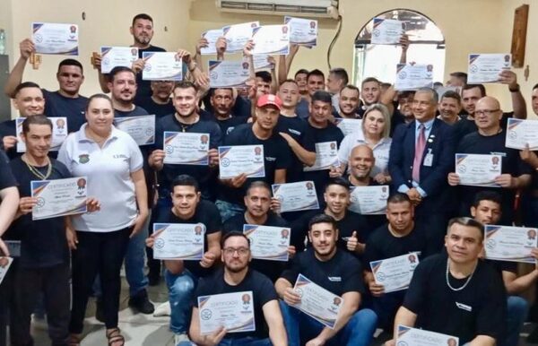 49 reos egresan como peluqueros y barberos profesionales