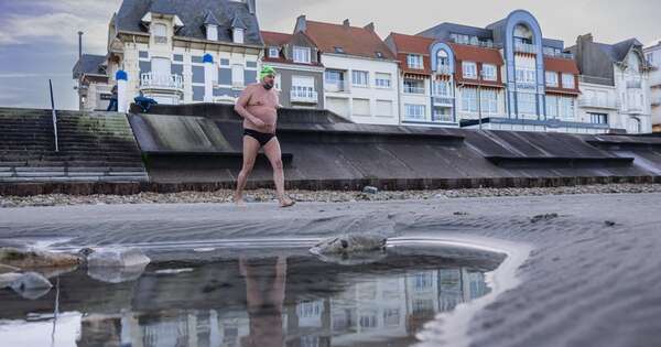La Nación / Francés logra nadar un km en las aguas heladas antárticas