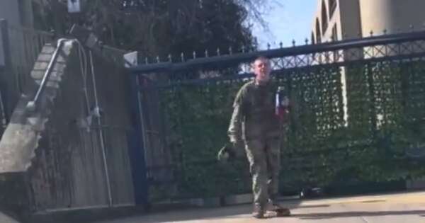 La Nación / Murió militar que se inmoló frente a embajada en Washington