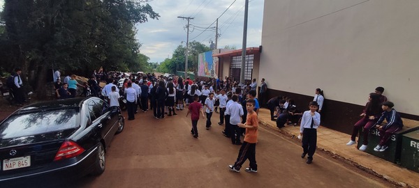 Padres y estudiantes cierran escuela en reclamo de rubros en Chaipé