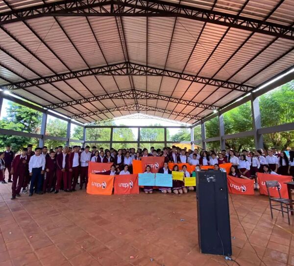 ALUMNOS INICIARON CLASES BAJO ÁRBOLES, INTENDENTE PROMETIÓ SOLUCIÓN PARA ESTE JUEVES