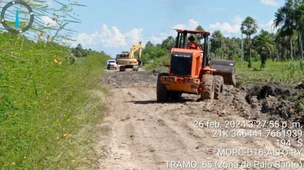 Ganadero prestó máquina y MOPC inicia reparación de caminos en Alto Paraguay - Noticias del Chaco - ABC Color