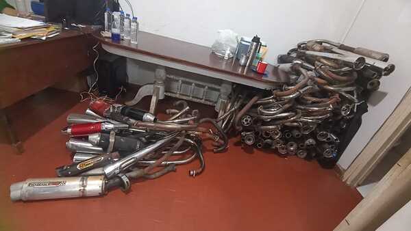 PMT incautó decenas de escapes “roncadores” de motocicletas - La Clave