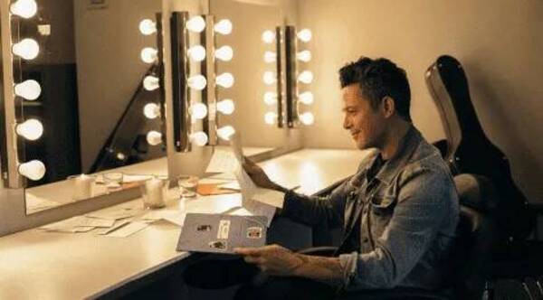 ¡Atendé el raro pecheo que hizo Alejandro Sanz para su camerino!