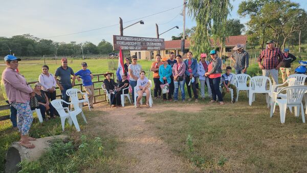 Padres Cierran Acceso a Escuela en Protesta por Plurigrados