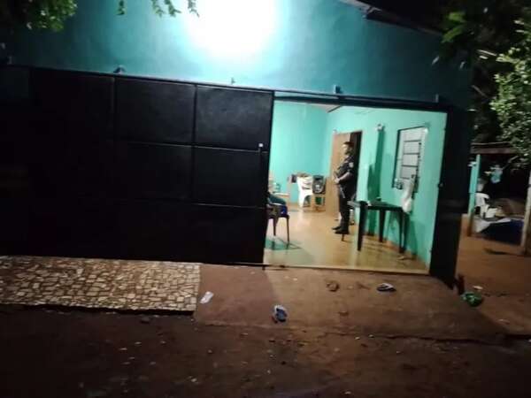 Delincuentes se alzan con dinero, armas y celulares en atraco domiciliario - Policiales - ABC Color