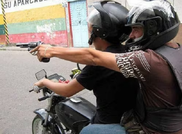 Motochorros se llevan el bolsón vacío y dejan el que tenía G. 70 millones - Noticiero Paraguay