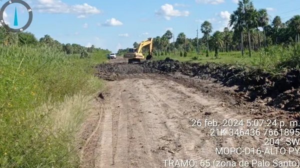 Ganadero presta máquina para que MOPC inicie reparación de caminos en Alto Paraguay